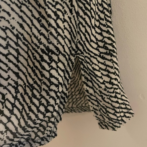 PINEAPPLES -Designed in Hawaii Tunic blouse in black & cream - Picture 6 of 7